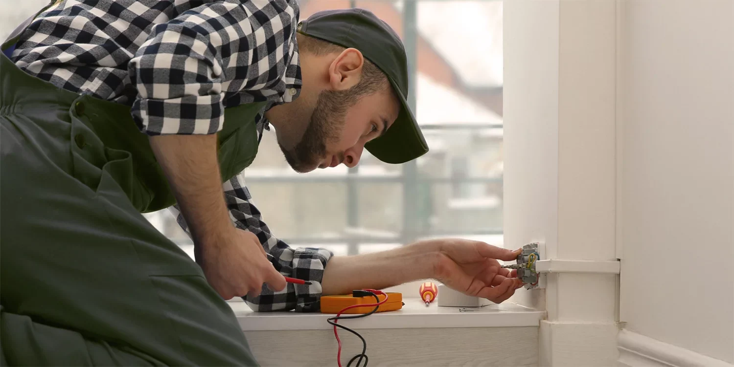 Elektriker, el installation, stikkontakt, stue